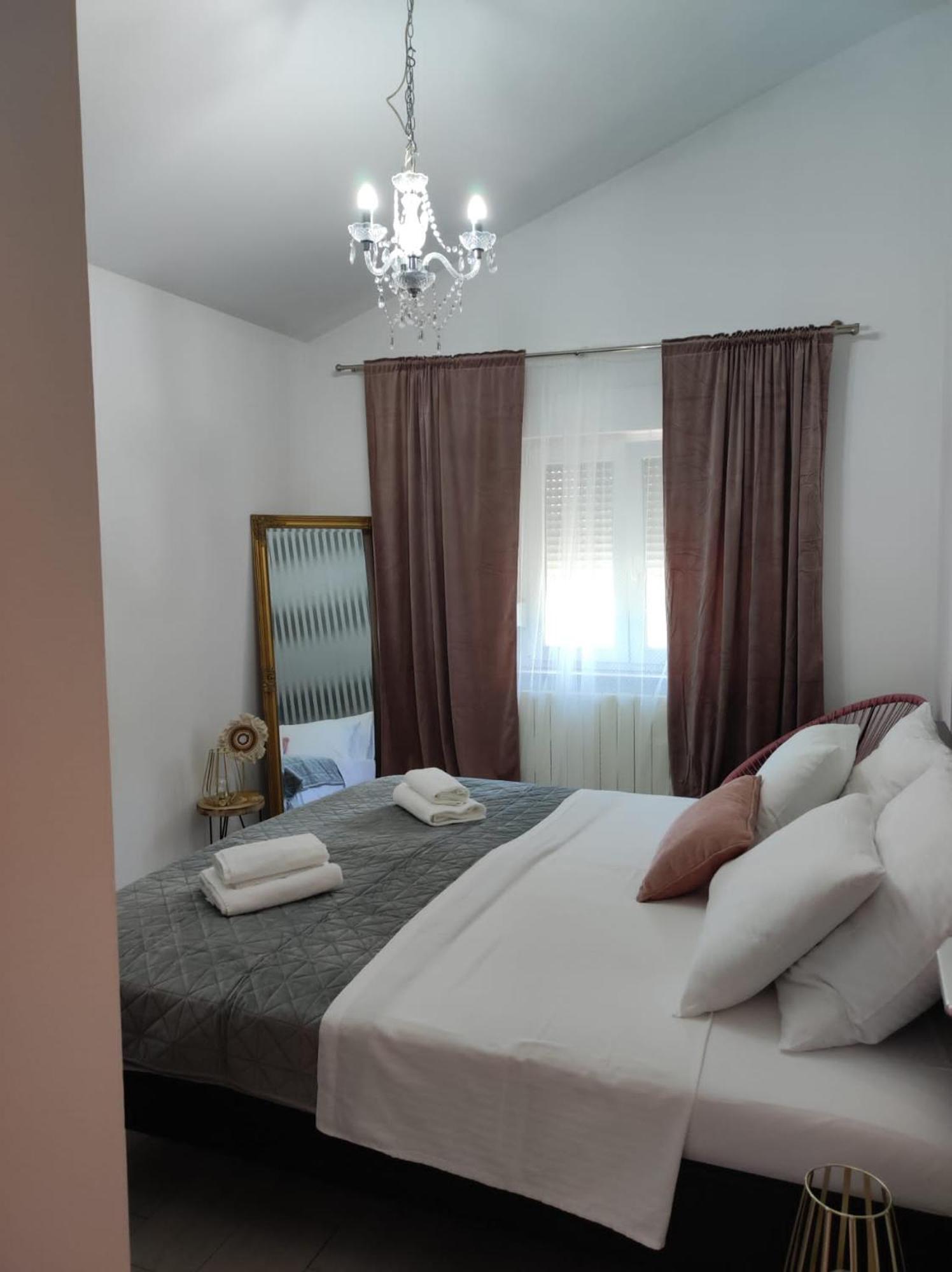 Apartman Debora Sa Privatnim Bazenom Pula Eksteriør billede