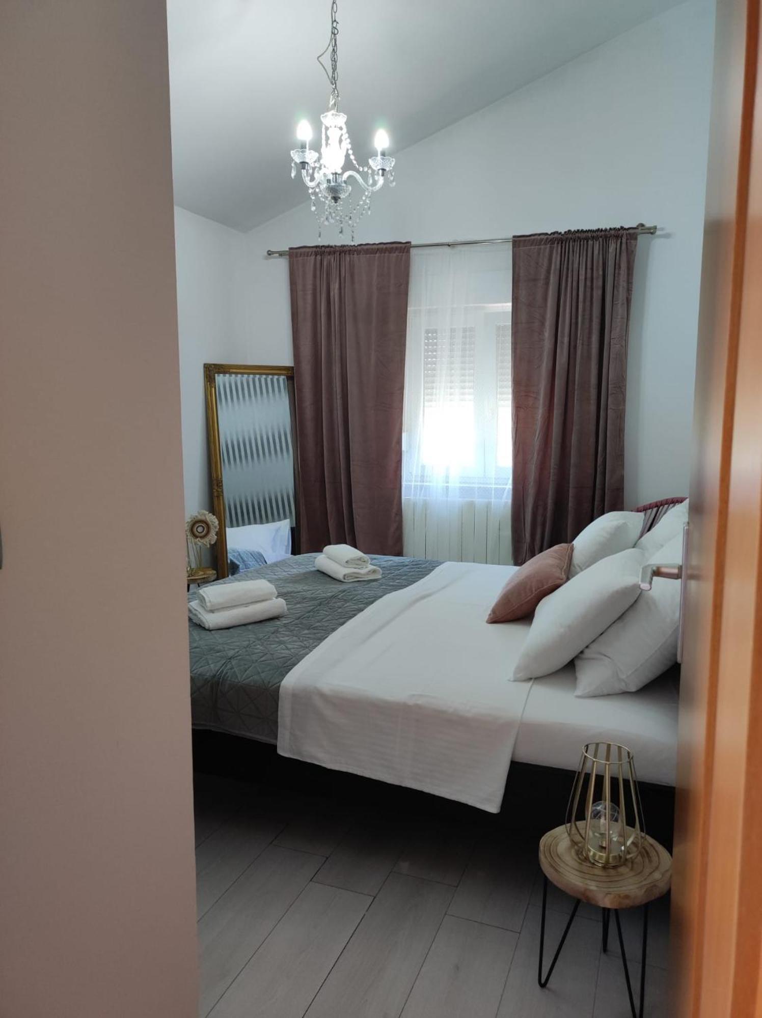 Apartman Debora Sa Privatnim Bazenom Pula Eksteriør billede